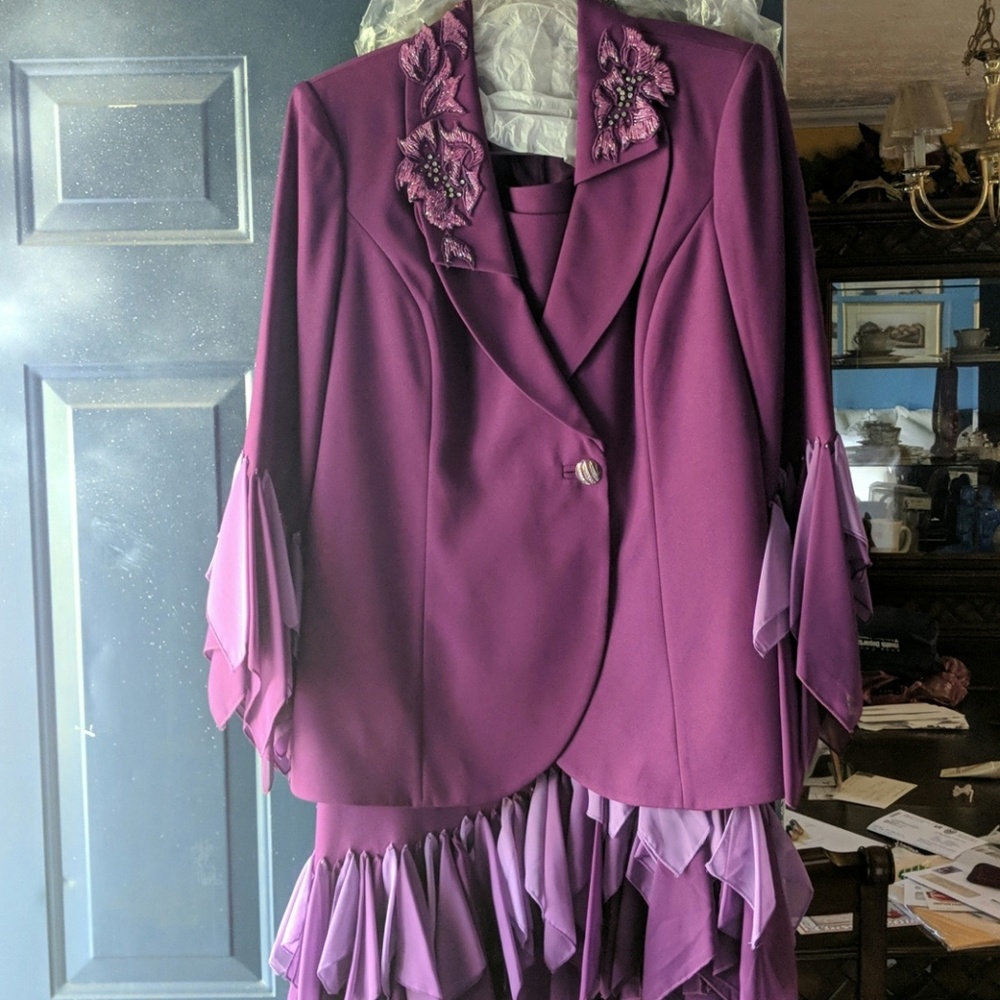 Skirt suit